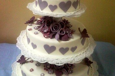Tort na wesele Biało - fioletowy z sercami #wesele #tort #kościół #serca #fiolet