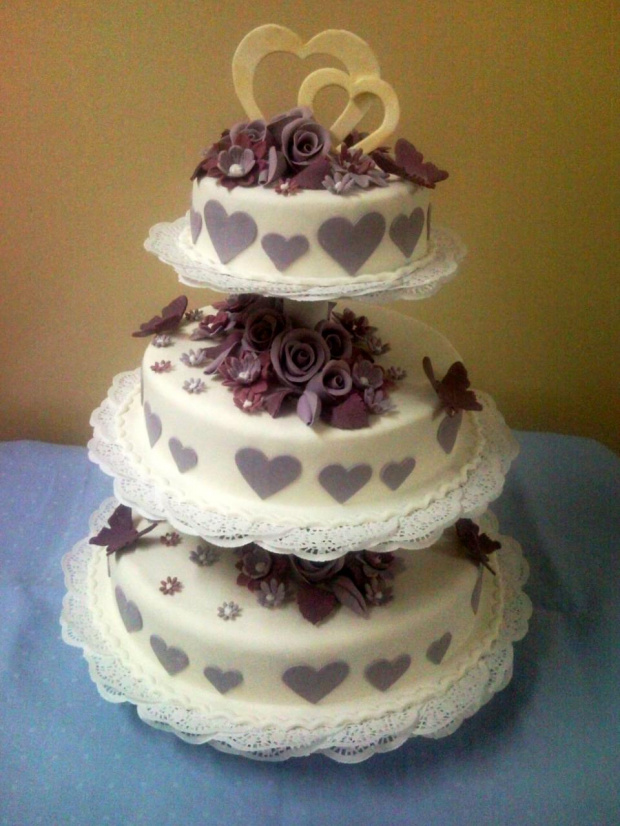 Tort na wesele Biało - fioletowy z sercami #wesele #tort #kościół #serca #fiolet