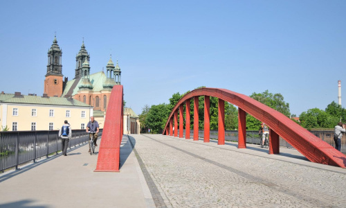 Stary stalowy XIX-wieczny most nad Cybiną na Ostrowiu Tumskim, z widokiem na Katedrę Poznańską