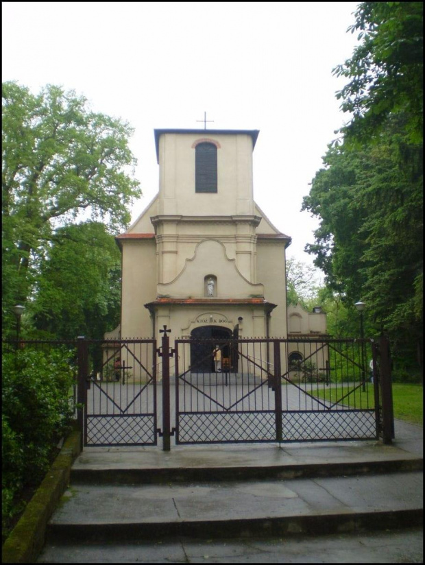Obok wejścia do parku wznosi się kościół Wniebowzięcia NMP