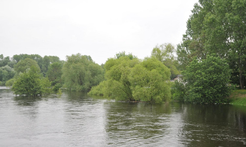 Powódź w Luboniu koło Poznania. Zalane łąki przez wezbrane wody Warty koło mostu do Zakładów Chemicznych. Wysokość wody ok. 3 m.