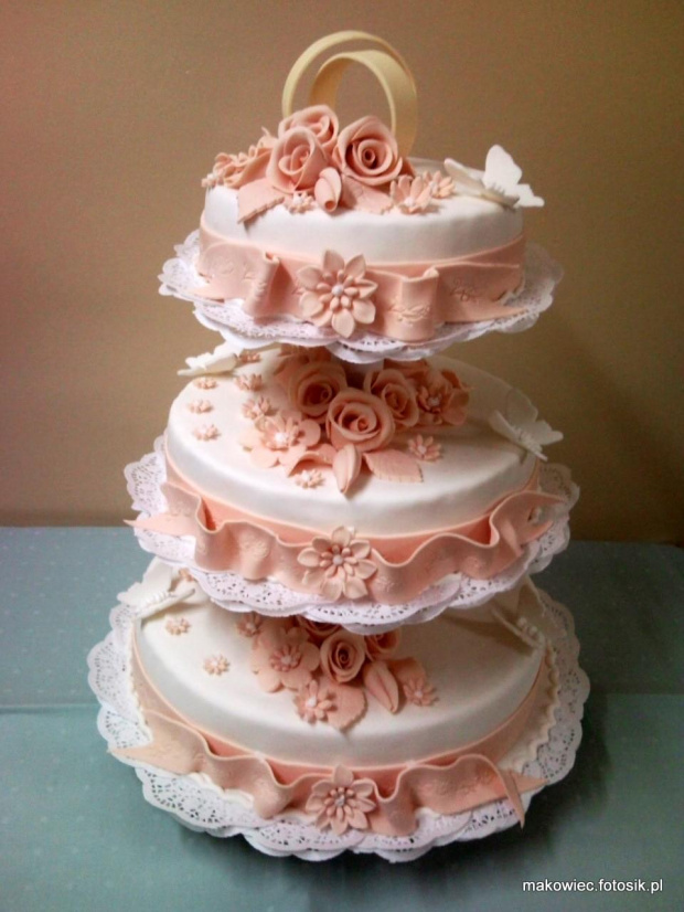 7 kg tort Biało - Łososiowy z obrączkami #wesele #ParaMłoda #kościół #tort
