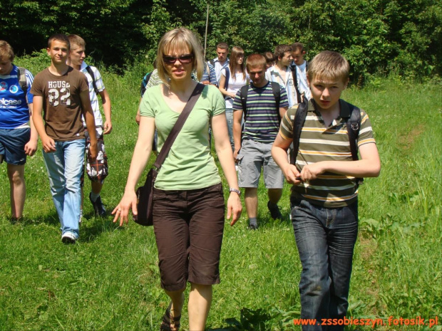 czerwcowa pogoda sprzyja organizowaniu wycieczek. 10 czewca na wycieczkowym szlaku spotkała się grupa z Nowodworu z klasą wojskową z Sobieszyna-Brzozowej #Sobieszyn #Brzozowa