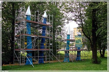 Na osiedlu Chrobrego, niemal w samym centrum Torunia, powstają wyjątkowe rzeźby. Uczestnicy artystycznego pleneru pod swoje piły i noże wzięli przeznaczone do wycinki drzewa. Uschnięte topole zmieniają się w dzieła sztuki. #rzeźby #Toruńk