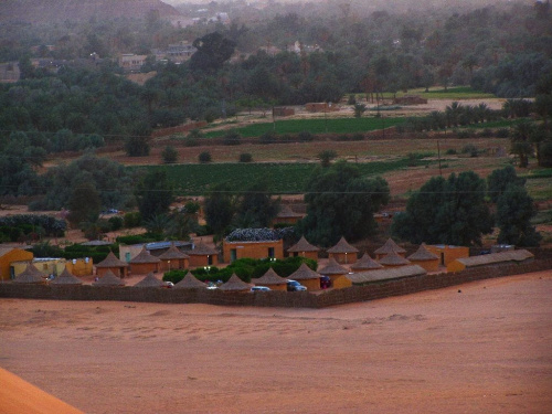 Wydmy piaszczyste w rejonie Ubari (Fezzan) widok na Wadi Alhayat (Dolinę życia)