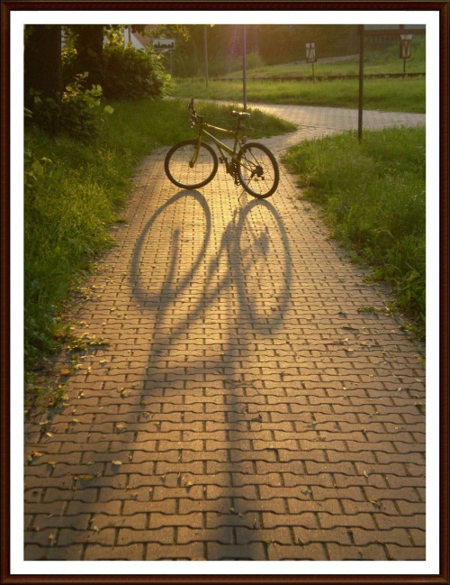 Kochani mało mnie ostatnio ale korzystam z pogody póki jest ładna :) Pozdrawiam wszystkich moich znajomych :) Fotka dla miłośników wycieczek rowerowych :)