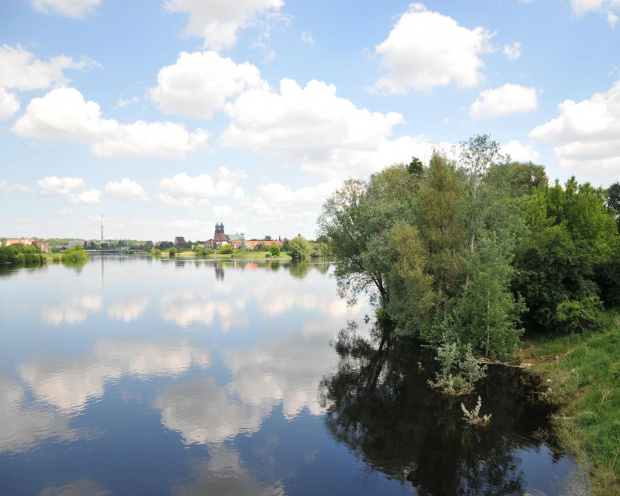 Fala powodziowa w Poznaniu widziana z okolic mostu Św. Rocha, w głębi Ostrów Tumski z Katedrą Poznańską, najstarszą dzielnicą Poznania