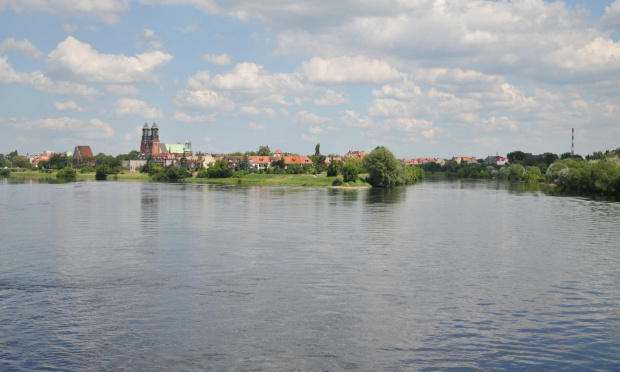 Fala powodziowa w Poznaniu widziana z okolic mostu Św. Rocha, w głębi Ostrów Tumski z Katedrą Poznańską, najstarszą dzielnicą Poznania