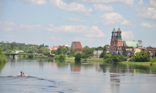 Fala powodziowa w Poznaniu widziana z okolic mostu Św. Rocha, w głębi Ostrów Tumski z Katedrą Poznańską, najstarszą dzielnicą Poznania