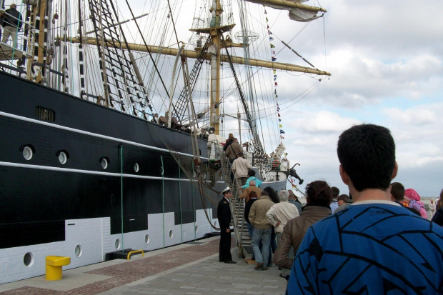 W oczekiwaniu na wejście na pokład żaglowca w Gdyni-12 VI 2010 r.