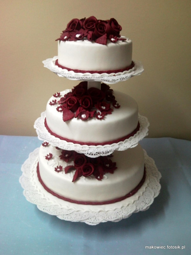 7 kg tort Biało - bordowy #wesele #tort #impreza #kościół