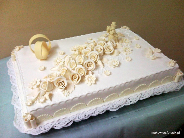 12 kg tort biało - Ekrii z płaski z obrączkami #wesele #tort #kościół #impreza #obrączki
