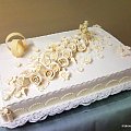 12 kg tort biało - Ekrii z płaski z obrączkami #wesele #tort #kościół #impreza #obrączki