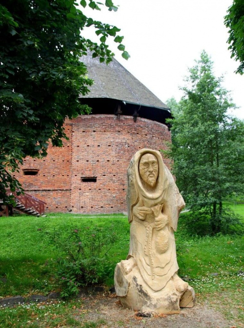 Moje miasto -
Zamek
Jeden z eksponatów po plenerze rzeżbiarskim. Przedstawia jednego z Pięciu Świętych Braci Męczenników Międzyrzeckich - Krystyn'a który był polskim służącym.