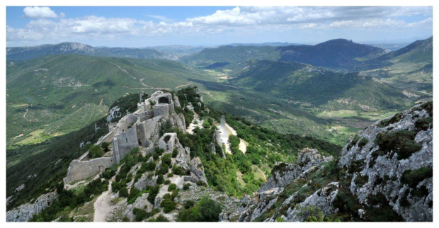 Ruiny zamku Peryreperteuse w Pirenejach. Francja. Niedaleko Perpignan.