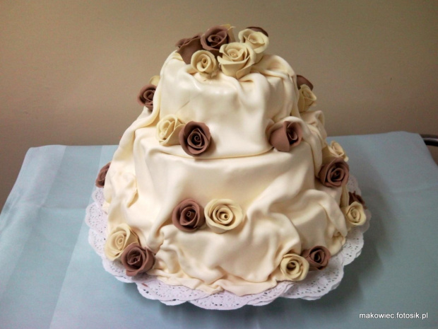 Ekrii z herbaciano -brązowymi różami #tort #suknia #RóżeKwiaty #marszczony #wesele