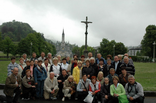 LOURDES - UCZESTNICY PIELGRZYMKI #LOURDES #MIASTA #BAZYLIKI