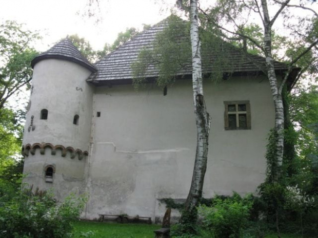 Jeżów (małopolskie) - dwór obronny