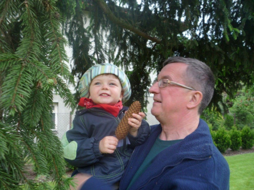 6 czerwca 2009, z tatą chowamy się pod drzewami