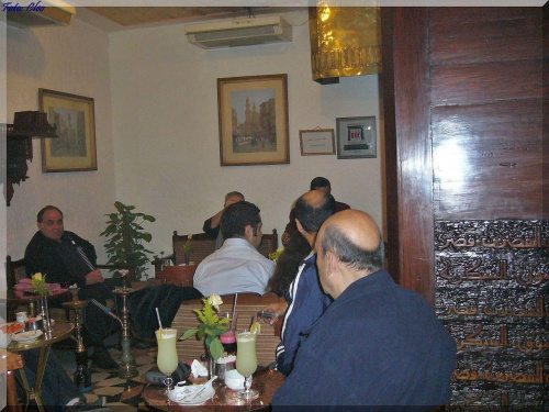 W Cairskiej kawiarni: przy dzwiekach muzyczki wodna fajka (tzw. Szisza), smakuje lepiej...:)