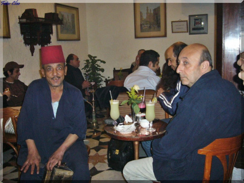 W Cairskiej kawiarni zycie plynie w dali od zgielku. Nawet uliczny czysciarz butow (z lewej), szczerzy zeby w usmiechu...:)