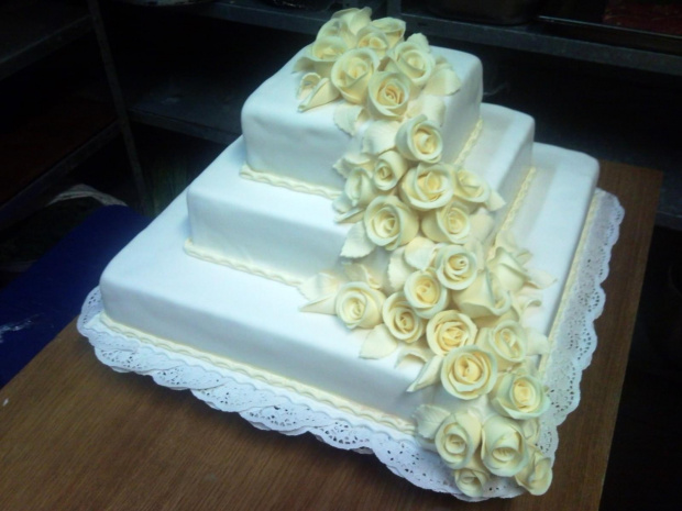 Kwadratowy torcik na wesele biało-ekri #wesele #kwadrat #tort #ślub
