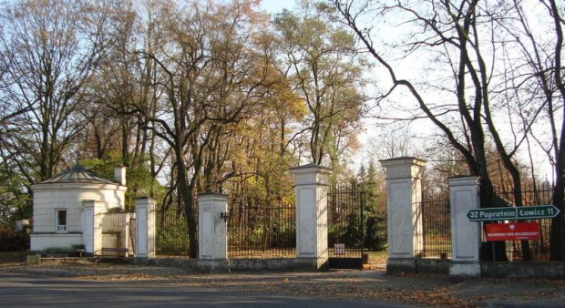 Główne wejście na teren zespołu pałacowo-ogrodowego