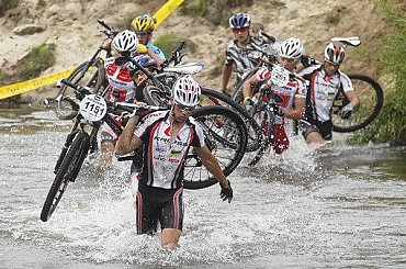 www.igortracz.blog.pl , Poland bike maraton - Węgrów, ja i mój brat (barwy kross) w walce . fot: Jacek Prondzynski