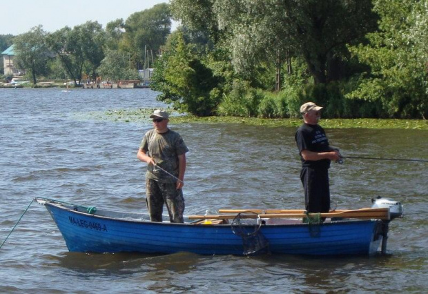 Moczenie kija,Hi,hi- może będzie rybka.