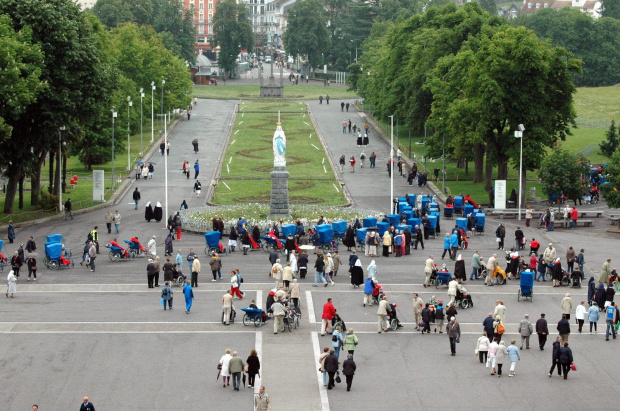 LOURDES-PLAC PRZED BAZYLIKĄ ' ESPLANADA' #LOURDES #MIASTA #BAZYLIKI