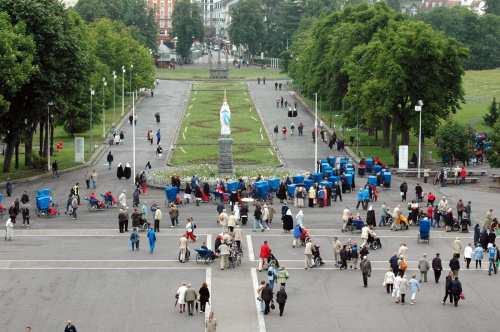 LOURDES-PLAC PRZED BAZYLIKĄ ' ESPLANADA' #LOURDES #MIASTA #BAZYLIKI