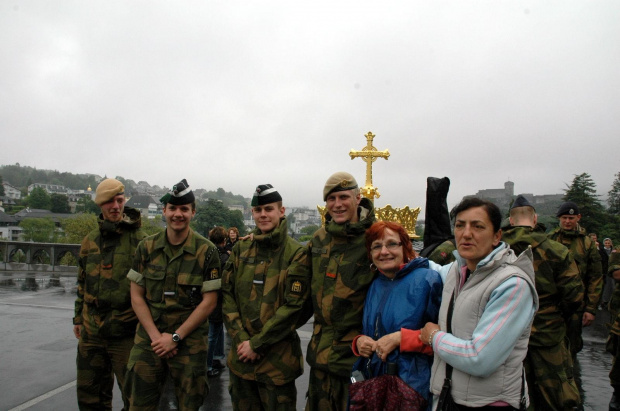 LOURDES-PIELGRZYMI #LOURDES #MIASTA #BAZYLIKI