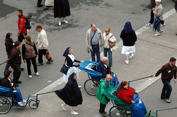 LOURDES-PLAC PRZED BAZYLIKĄ ' ESPLANADA' #LOURDES #MIASTA #BAZYLIKI