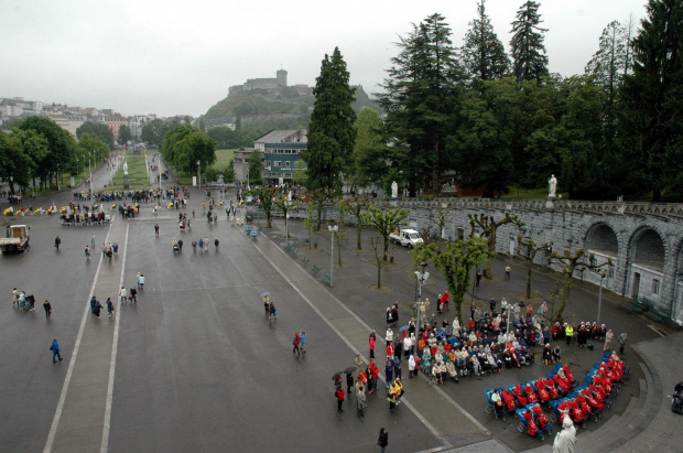 LOURDES-PLAC PRZED BAZYLIKĄ ' ESPLANADA' #LOURDES #MIASTA #BAZYLIKI