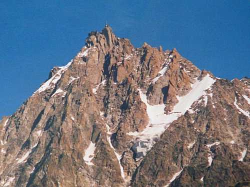 14.08.2001 Aiquille du Midi (3842 m), najwyżej w Europie położona stacja kolejki górskiej.
Zdjęcie robione ze statywu, z odległości 8 km, przy ogniskowej 200 mm. #Alpy #Francja