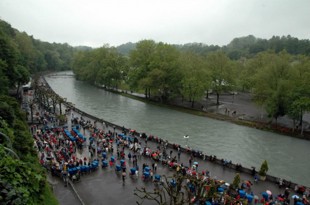 LOURDES-PLAC PRZED BAZYLIKĄ ' ESPLANADA' #LOURDES #MIASTA #BAZYLIKI