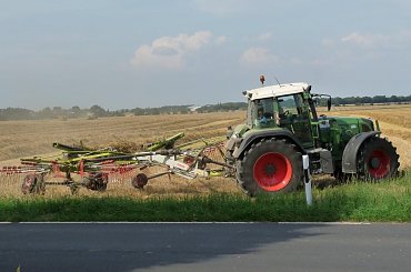 #żniwa #kombajn #traktor #ciągnik #przyczepa #zboże #snopki