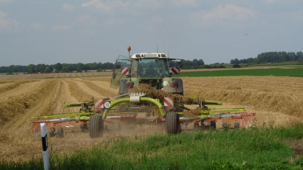 #żniwa #kombajn #traktor #ciągnik #przyczepa #zboże #snopki