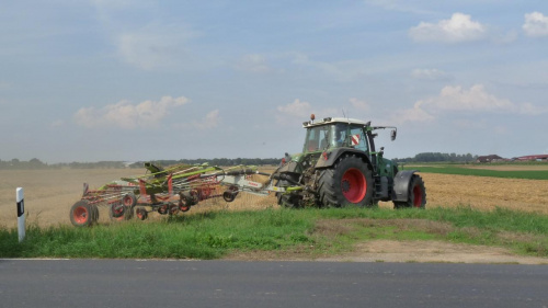 #żniwa #kombajn #traktor #ciągnik #przyczepa #zboże #snopki