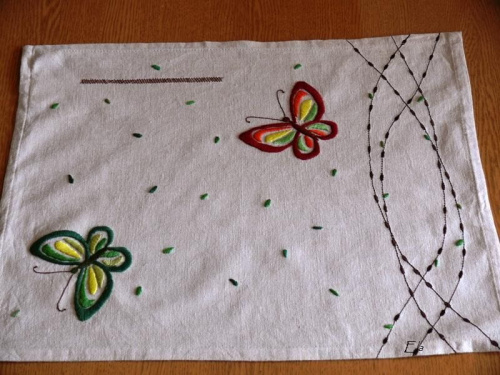 serweta wykonana haftem płaskim #HaftPłaski #rękodzieło #serweta #motyle #motylki #KoloroweMotylki