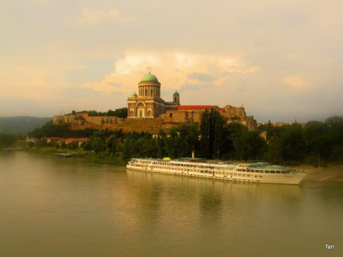 Esztergom (Zakole Dunaju)