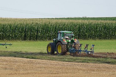 Żniwa, żniwa i po żniwach #żniwa #JohnDeere #traktor #kombajn #ciągnik #przyczepa #zboże #snopki