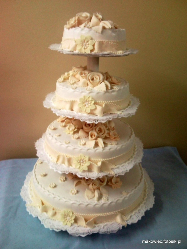 13 kg Biało - Ekrii z kokardą #wesele #tort #kościół #kokardy