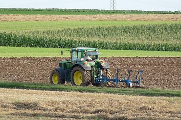 Żniwa, żniwa i po żniwach #żniwa #JohnDeere #traktor #kombajn #ciągnik #przyczepa #zboże #snopki