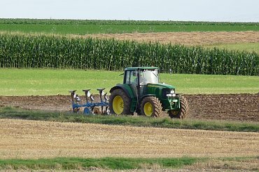 Żniwa, żniwa i po żniwach #żniwa #JohnDeere #traktor #kombajn #ciągnik #przyczepa #zboże #snopki
