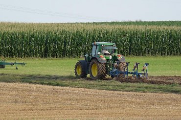 Żniwa, żniwa i po żniwach #żniwa #JohnDeere #traktor #kombajn #ciągnik #przyczepa #zboże #snopki