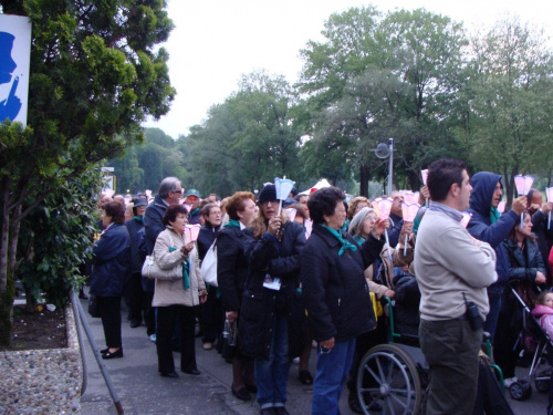 LOURDES-WIECZORNA PROCESJA ZE ŚWIECAMI #LOURDES #MIASTA #BAZYLIKI