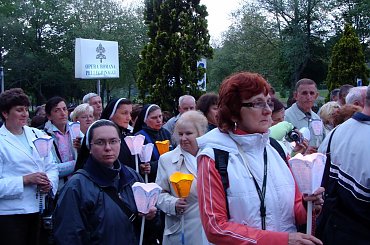 LOURDES-WIECZORNA PROCESJA ZE ŚWIECAMI #LOURDES #MIASTA #BAZYLIKI