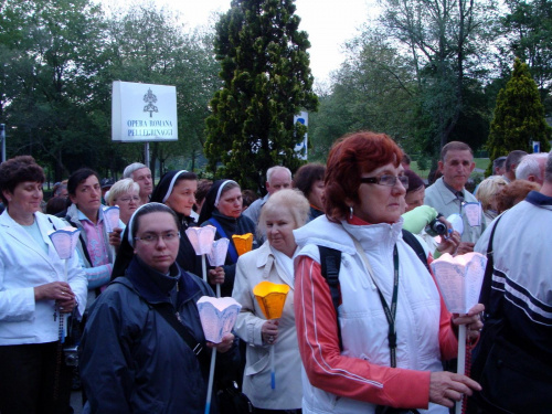 LOURDES-WIECZORNA PROCESJA ZE ŚWIECAMI #LOURDES #MIASTA #BAZYLIKI