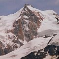 19.08.2001 ok. 16 godz.
Mount Maudit (4465 m) z drogi na Aiq. du Brevent. Odległość 9 km, ogniskowa 200 mm.
Pentax Espio 200. #Alpy #Francja